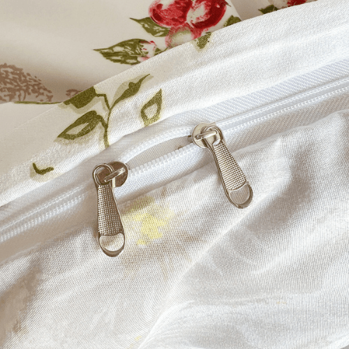 King size 6 - piece duvet cover set with Burgundy roses, reversible style. - BusDeals