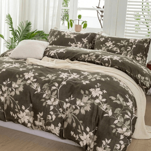 King size 6 pieces bedding set,showcasing a stunning leaf motif. - BusDeals