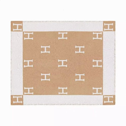Throw H blanket, brown color. - BusDeals