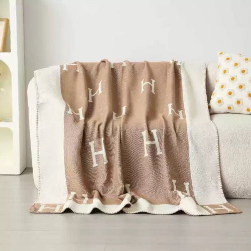 Throw H blanket, brown color. - BusDeals
