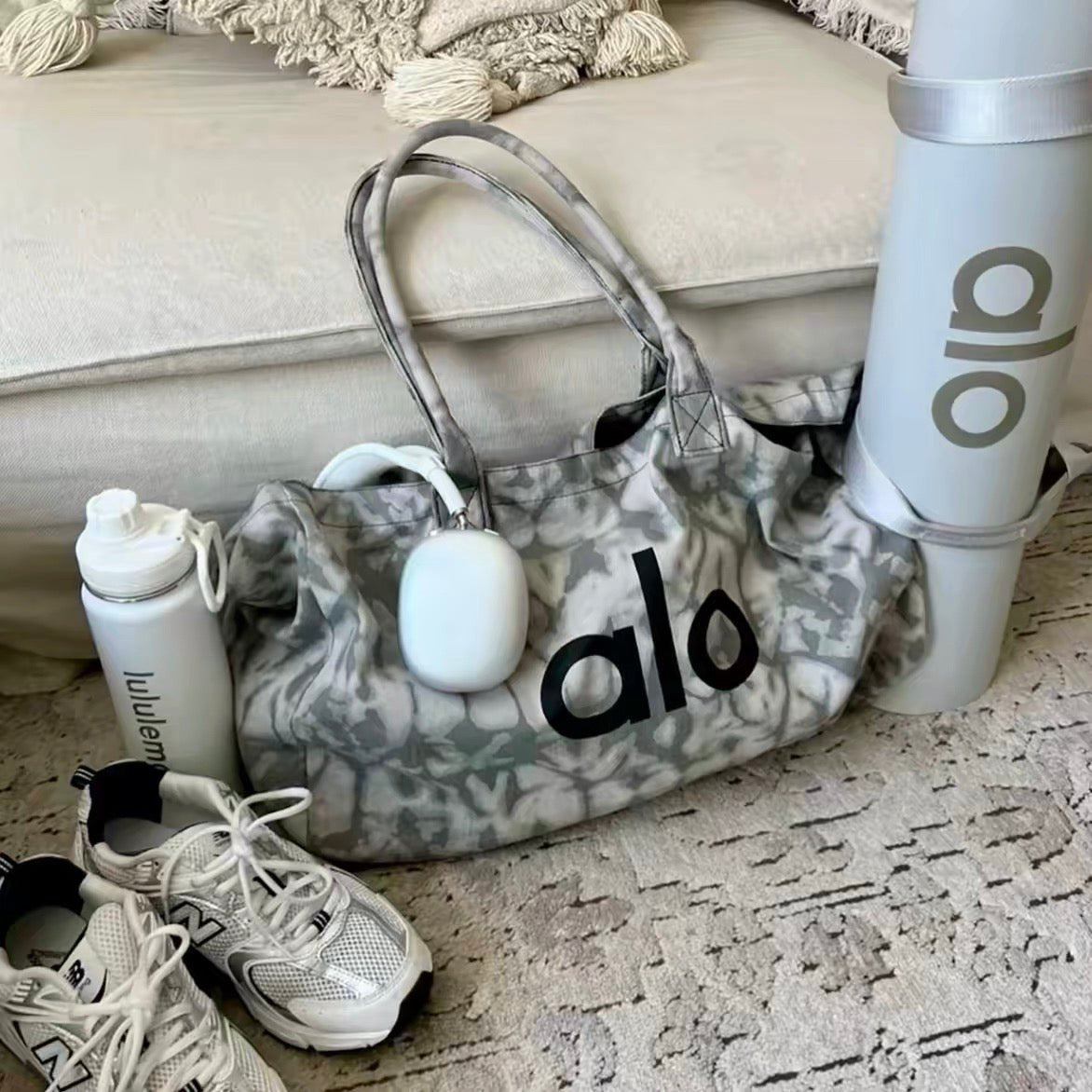 Alo Trendy Shopper Tote in a grey tie-dye pattern - BusDeals
