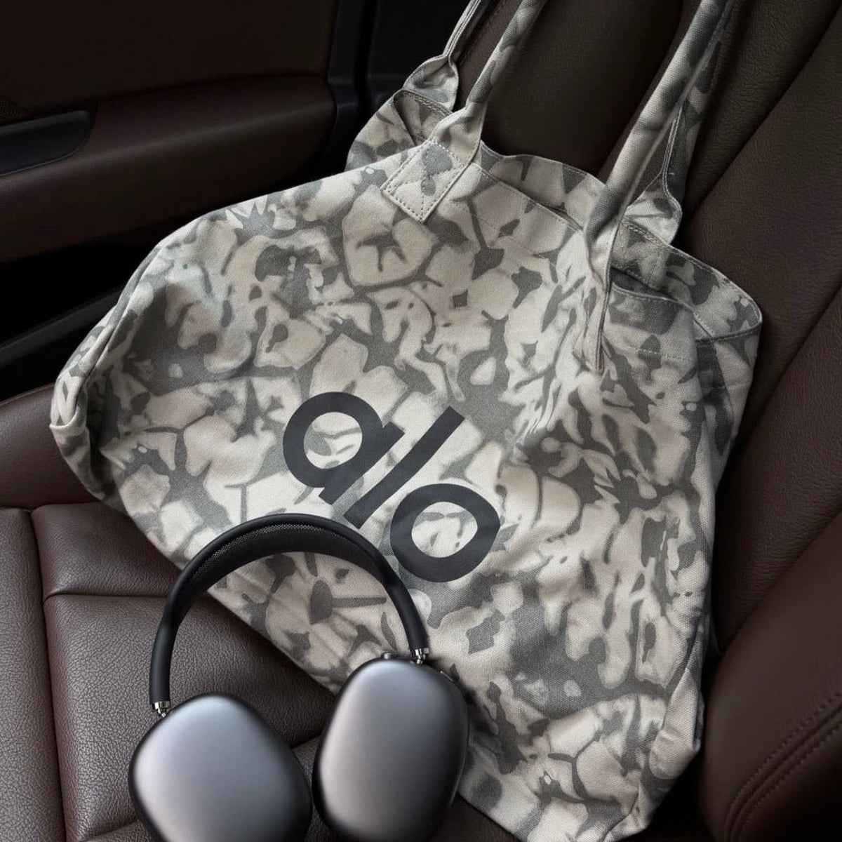 Alo Trendy Shopper Tote in a grey tie-dye pattern - BusDeals