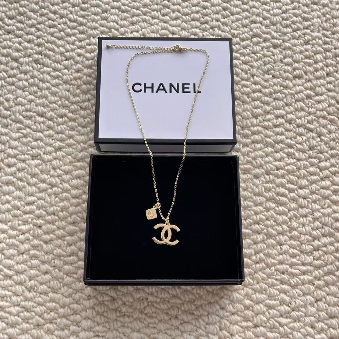 Chanel Beauty Pendant Necklace DIY with Gift Box and Shopping Bag - BusDeals