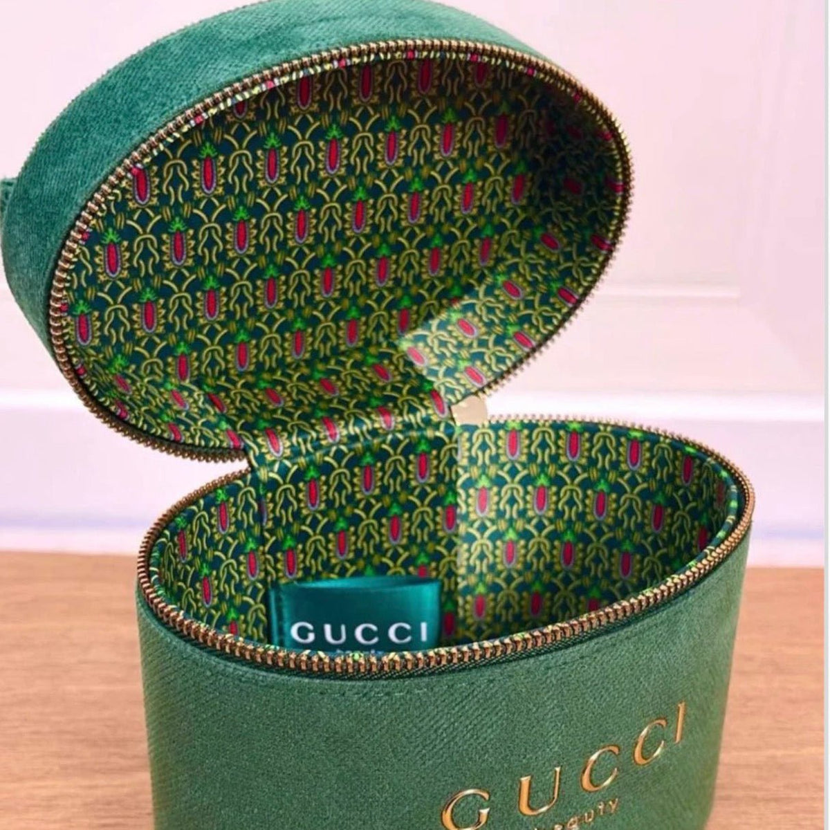 Gucci Beauty Counter Gift Cosmetic Bag Green Velvet - BusDeals