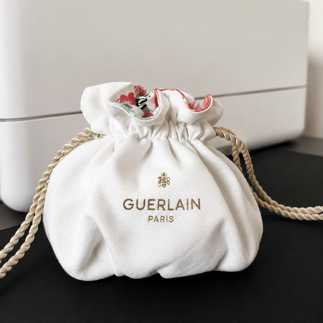 Guerlain Pouch - BusDeals
