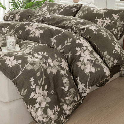 King size 6 pieces bedding set,showcasing a stunning leaf motif. - BusDeals