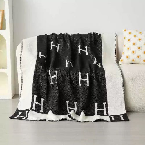 Throw H blanket, black color. - BusDeals